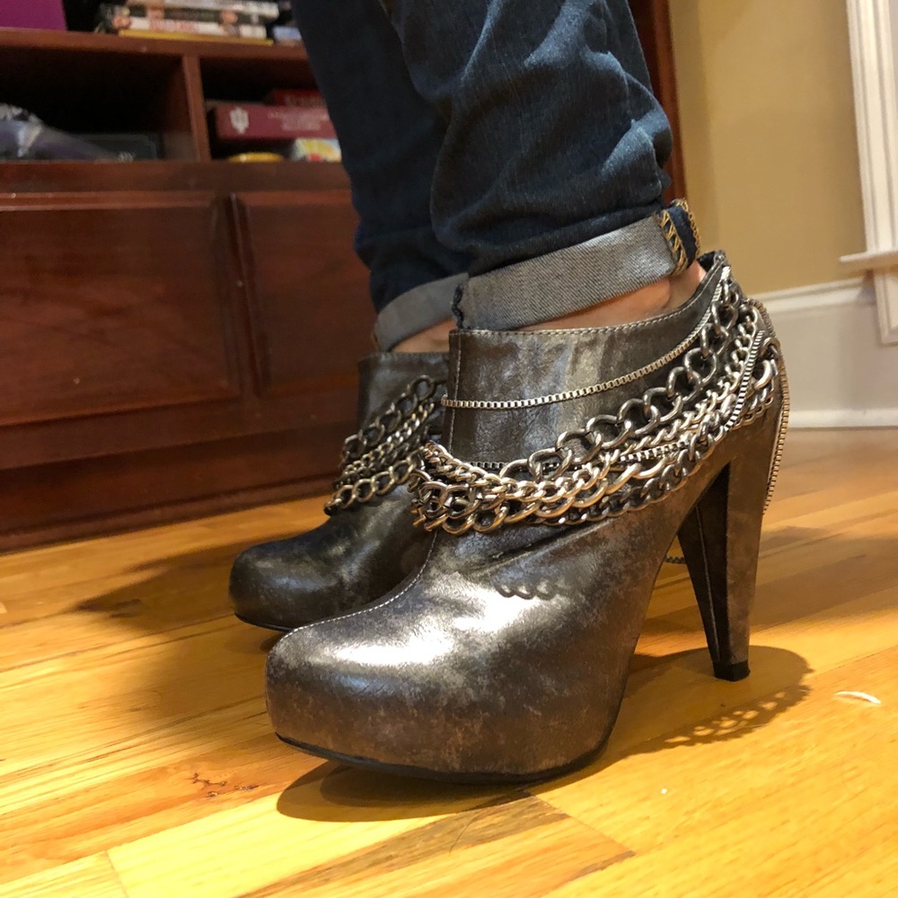 Women’s 7.5 Ankle Boots BKE Sole